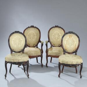 Et sæt på fire nyrokoko stole af palisander, heraf to armstole. 19. årh.s midte. 4