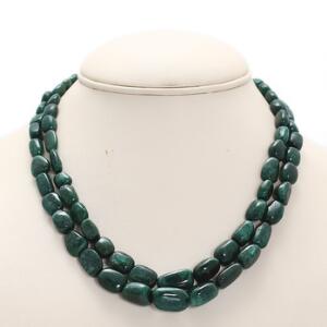 Dobbeltradet smaragdhalskæde prydet med barokke perler af cabochonslebne smaragder. Perlediam. ca. 7-13 mm. L. ca. 44 cm. Ca. 2013.