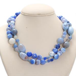 Lang agat- og kvartshalskæde prydet med perler af facetslebne agater og kvarts i blå nuancer. Perlediam. ca. 0,3-2,5 cm. L. ca. 110 cm.