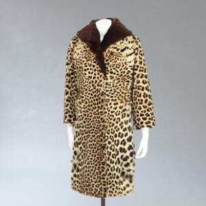 Pelsfrakke af leopardpels med bred krave af klippet mink. Str. 38. L. ca. 103 cm.