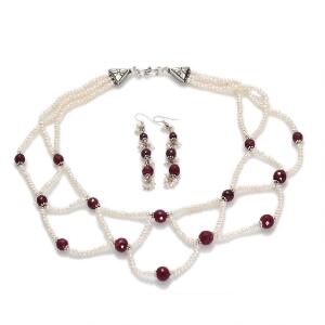 Perlesmykkesæt bestående af halskæde og et par ørestikker, begget prydet med ferskvandskulturperler og perler af facetslebne rubiner. 3