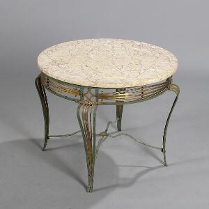 Rundt sofabord af grønmalet jern og messing, plade af lyst marmor. Ca. 1920. H. 53. Diam. 66.