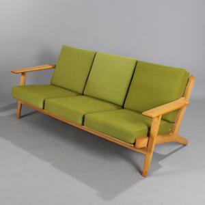 Hans J. Wegner GE 290. Tre-personers sofa af egetræ, løse epeda hynder med grønt uld. Udført hos Getama. L. 180.