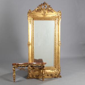 Nyrococo spejl og konsol af forgyldt træ og gesso, prydet med blomsterguirlander, kæmninger og rocailler. 19. årh. Spejl H. 170. 2