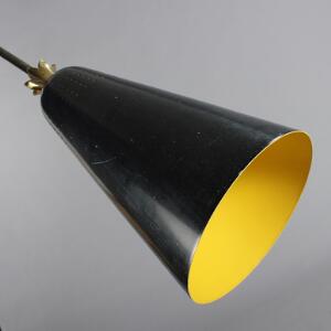 Ubekendt designer Loftlampe med skærm af sort- og gullakeret metal, top og ophængsstang af messing. Antagelig Italien 1950erne.