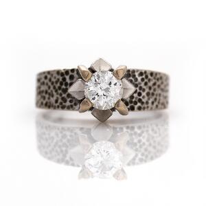 Diamantring af 18 kt. hvidguld prydet med brillantslebet diamant på ca. 0.65 ct. Farve. Top Crystal I. Klarhed. SI. Vægt. 7,2 gr. Str. ca. 53.