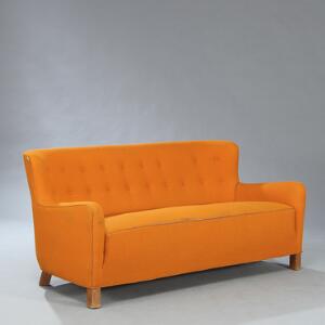 Fritz Hansen Fritstående tre-personers sofa med ben af bejdset bøg. Sæde, sider samt dybthæftet ryg betrukket med orange uld.