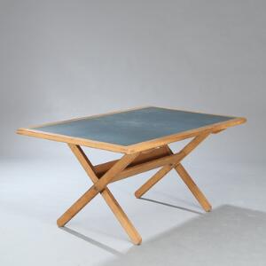 Børge Mogensen Skrivebord på foldestel af eg, top ilagt blå laminat. Model BM 80. Formgivet 1973. Udført hos P. Lauritsen  Søn. H. 71. L. 160 B. 90.