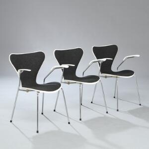 Arne Jacobsen Syveren. Et sæt på tre armstole med stel af forkromet stål. Sæde samt ryg betrukket med grå uld. Model 3207. 3