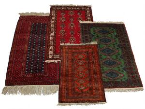 Tre afghanske tæpper samt et pakistansk tæppe i klassisk design. 1960-1980erne. 215 x 129, 145 x 94, 198 x 125 og 196 x 130. 4