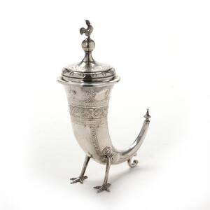 Drikkehorn af sølv, dekoreret med historicistisk slyngmotiv og ornamentik. DanmarkTyskland 19. årh. H. 23,5 cm. Vægt 248 gr.