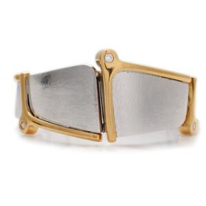 Ole Lynggaard Diamantarmbånd af 18 kt. delvist satineret guld- og hvidguld prydet med brillantslebne diamanter. Diam. ca. 6 cm. Vægt. 52 g.