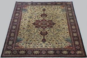 Orientalsk tæppe i klassisk sarouk design med stavmedaljon på lys bundprydet med slyngede blomster og grenværk. God kvalitet. 20. årh.s slutning. 314 x 252.