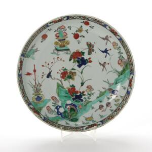 Kangxi famille verte fad af porcelæn, dekoreret i emaljefarver med blomsteropstilling, sten, blomster og ænder. Kina 1662-1722. Diam. 35 cm.