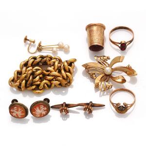 Smykkesamling af 14 kt. guld, gulddouble og metal bestående af broche, fingerbøl, øreskrue, 2 ringe, kjoleknapper og et par øreskruer. 10