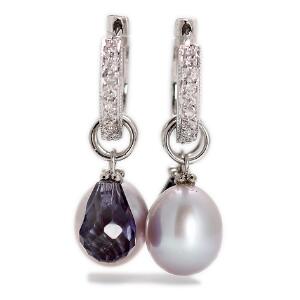 Perle- og tanzanitørestikker af 14 kt. hvidguld hver prydet med ferskvands kulturperle og facetslebet tanzanit samt brillantslebne diamanter. L. ca. 2 cm. 2