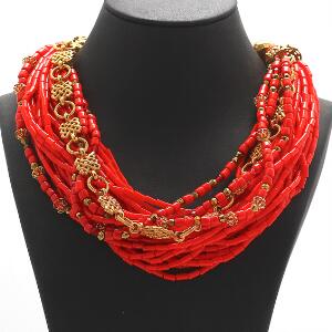 Perlehalskæde prydet med røde perler og udskåret forgyldt metal. L. ca. 50 cm.