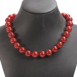 Agathalskæde med magnetlås prydet med perler af cabochonslebet rød agat. Perlediam. ca. 10 mm. L. ca. 44 cm.