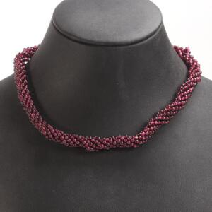 Granathalskæde prydet med perler af facetslebne granater. Perlediam. ca. 3 mm. L. ca. 34 cm.