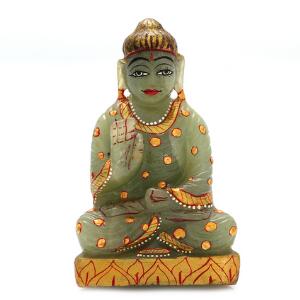 Buddhafigur udført i grøn sten, prydet med farver og guldapplikationer. H. ca. 9,7 cm. B. ca. 6,1 cm. D. ca. 3 cm. Ca. 2013.