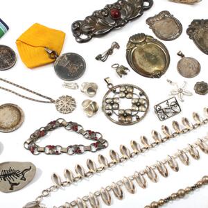 Tre medaljer samt en samling smykker af sølv og sterlingsølv, bl.a. bestående af Georg Jensen, A. Dragsted m.m. 27