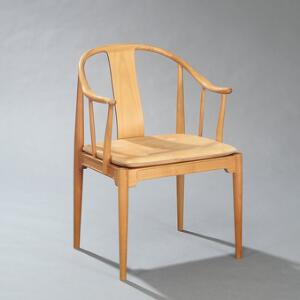 Hans J. Wegner Kinastolen. Armstol med stel af kirsebær. Dybthæftet sædehynde betrukket med patineret naturskind. Model 4283.