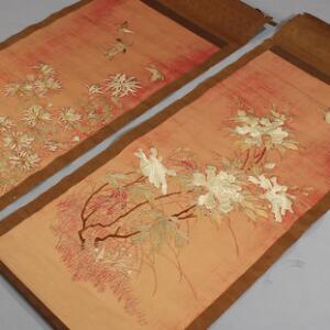 Et par kinesiske scrolls af silke broderet med blomster og fugle, monteret på papir. Ca. 1900. Billedfelt 128 x 54,5. L. 160. 2