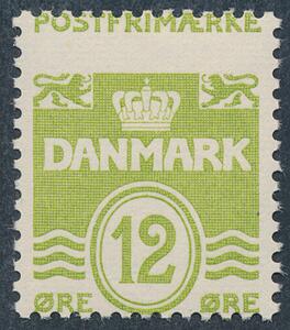1952. Bølgelinie, 12 øre, lysgrøn. STÆRKT FEJLPERFORERET så Postfrimærke står foroven på mærket. Postfrisk