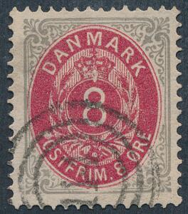 1875. 8 øre, lysegrårød. Pos.B75 STOR HVID PLET I KRONEN. Pænt stemplet eksemplar, annulleret med nr.stempel 114 Lundby.