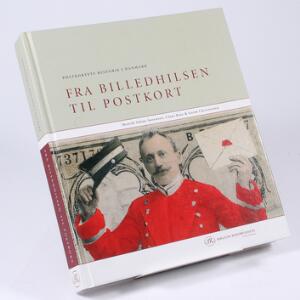 Fra Billedhilsen til Postkort. Postkortets Historie i Danmark. Af Sørensen, Boie og Christensen, 2007. 400 sider
