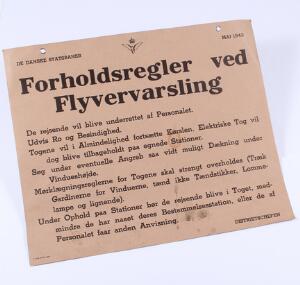 1943. Sjælden original plakat vedrørende Forholdsregler ved Flyvevarsling Maj 1943. Plakaten har hængt i tog under 2.verdenskrig. 30x25 cm.