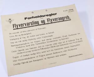 1940. Sjælden original plakat vedrørende Forholdsregler ved Flyvevarsling og Flyverangreb Juli 1940 Plakaten har hængt i tog under 2.verdenskrig. 32x25 cm