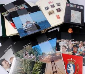 Danmark. 1970-2007. Samling i Leuchtturm-album sider til 2005 med postfriske i album eller som årsmapper.