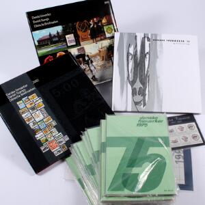 Danmark. Kasse med årbøger 1995, 2002 og 2011. Desuden 15 årsmapper fra 1975, Flora Danica souvenirmappen samt Dronningemappen 1997.