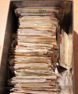 Danmark. BREVE. Kasse med ca. 1200 forsendelser - både ældre og nyere. Mange adressekort og rekommanderede breve.