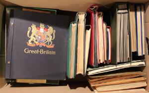 Realisation. Stor flyttekasse fyldt med bl.a. samling England i Davo-album, mange andre album incl. en del postfrisk m.m.