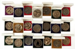 Medailler bronce, Nyborg 46 stk. samt stjernetegn 12 stk., alle i orig. æsker, samlet 58 stk.