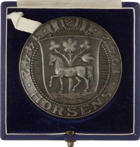 Spændende enkeltsidig medaille fra Horsens Bys 500 års byjubilæum 1442 - 1942, patineret jern, 56 mm, 62,35 g