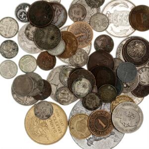 Lille samling skillings- og ældre årgangsmønter inkl 2 kr 1875, 76, 1915, 16 1 kr 1898 12 kr 1926 enkelte medailler. 60