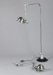 Jean-Louis Domecq Loft. Fransk industri standerlampe og væglampe af metal, justérbare led. Udført hos Jieldé, Lyon. 1950erne. 2