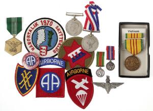 USA, Military Merit medal, med bånd Vietnam Service Medal, i original æske u. bånd, m. barre. England, Defence Medal uden bånd 1939-1945 Medal m. bånd, etc