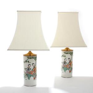 Et par kinesiske hatstands af porcelæn, monteret som bordlamper. H. incl. montering 70. 20 årh. 2