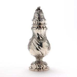 Strøbøsse af sølv, rigt drevet med blomster og blade, skævknækket pæreformet korpus. 19-20. årh. H. 24 cm.