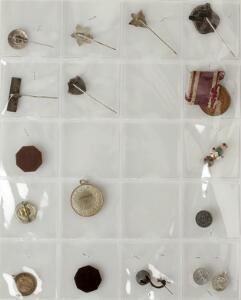 Samling medailler, tokens, tegn, mærker, nåle, emblemer m.m., inkl. For deltagelse i krigen 1864, i alt ca. 35 stk.