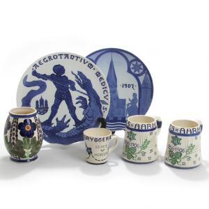 Tre ølkrus og vase af fajance samt to platter af porcelæn. Aluminia og Kgl. P. H. 9-16. Diam. 30. 6