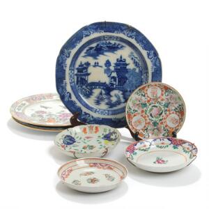 Syv kinesiske tallerkener af porcelæn, dekorerede i polykrome farver og blå. 18.-19. årh. Diam. 14-25. 7