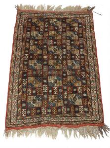 Kurdisk tæppe, prydet med geometrisk gentagelsesmønster på lys bund. 20. årh. 200 x 138.