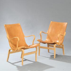Bruno Mathsson Eva. Et par armstole med stel af formbøjet, lamineret bøg. Sæde og ryg udspændt med patineret naturskind. 2