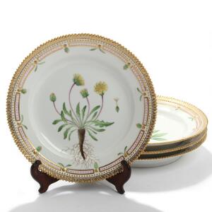 Flora Danica. Fire tallerkener af porcelæn, Kgl. P., dekoreret i farver og guld med blomster. Nr. 3550. Diam. 22. 4