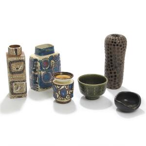 Nils Thorsson, Palshus, Rörstrand, Kähler Fire vaser samt to skåle af keramik, dekorerede i faver. Sign. H. 6-25. 6